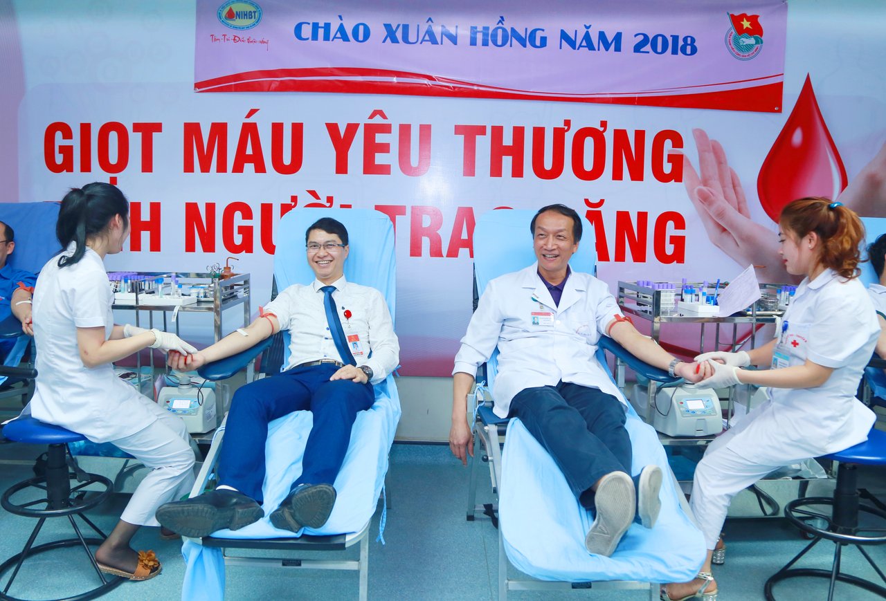thay-vi-di-le-hoi-dau-xuan-toi-chon-di-hien-mau