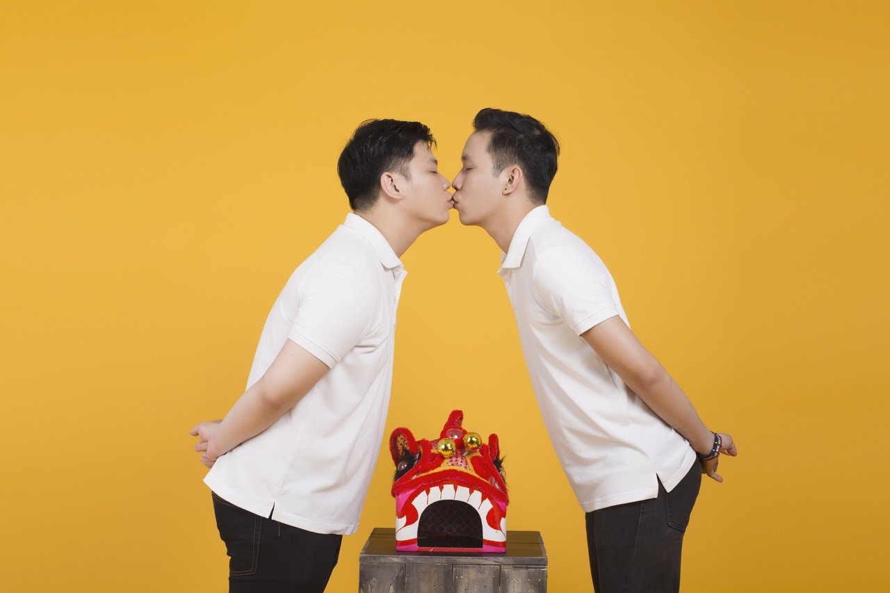 tinh-yeu-ngot-hon-mia-lui-cua-hai-chang-trai-khien-cong-dong-lgbt-ghen-ti
