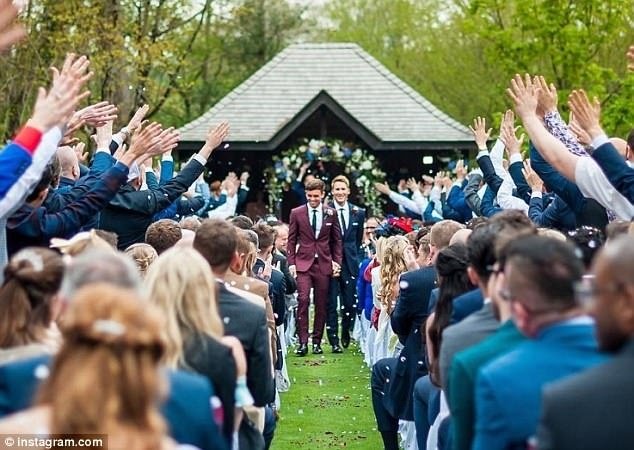 tom-daley-va-chong-chao-don-dua-con-dau-long-mot-the-gioi