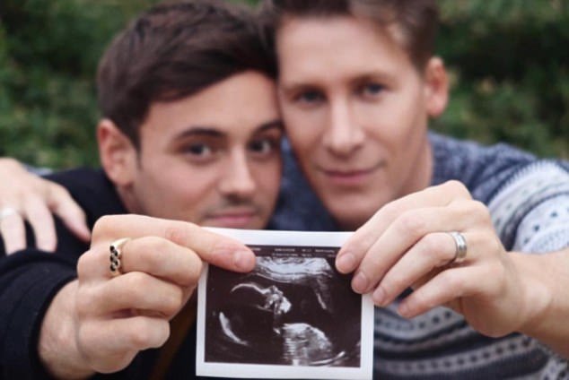 tom-daley-va-chong-chao-don-dua-con-dau-long-mot-the-gioi