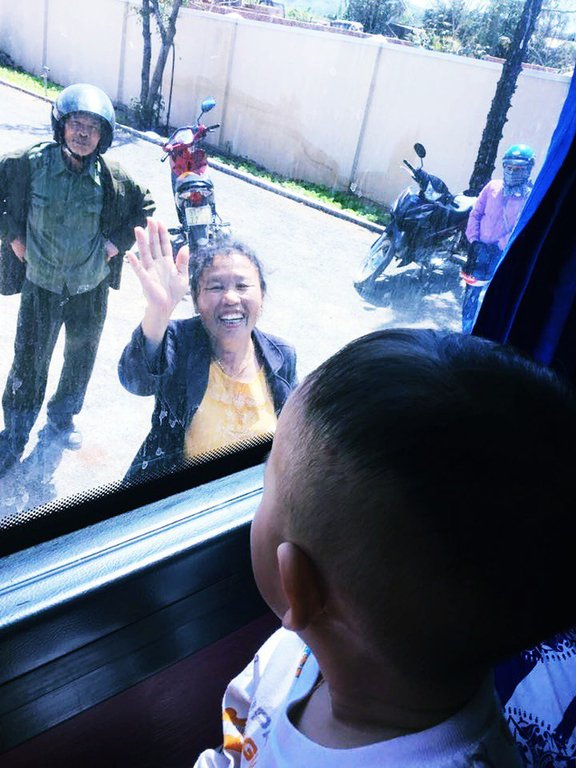 Hình ảnh ông bà ngoại bịn rịn chia tay cháu qua cửa kính xe khách làm thắt lòng phận con gái lấy chồng xa
