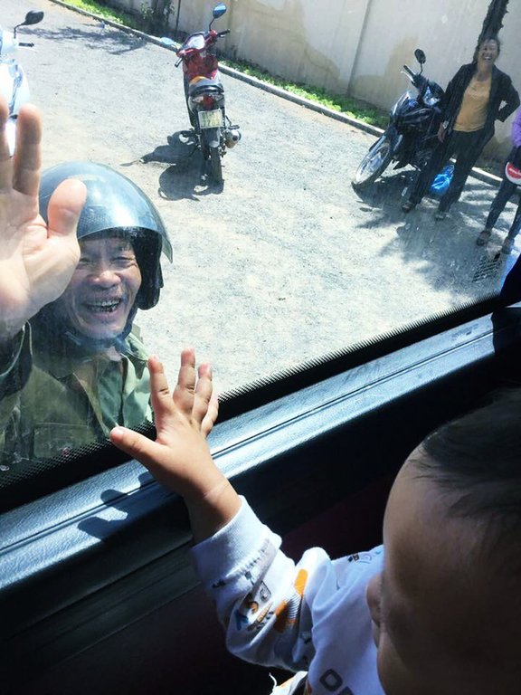 Hình ảnh ông bà ngoại bịn rịn chia tay cháu qua cửa kính xe khách làm thắt lòng phận con gái lấy chồng xa