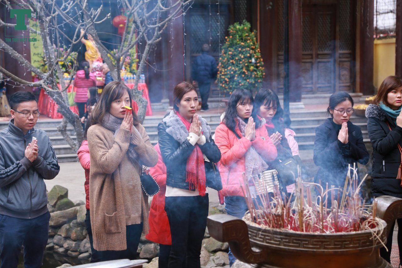 hang-nghin-nguoi-ngoi-ra-duong-giai-han-sao-la-hau