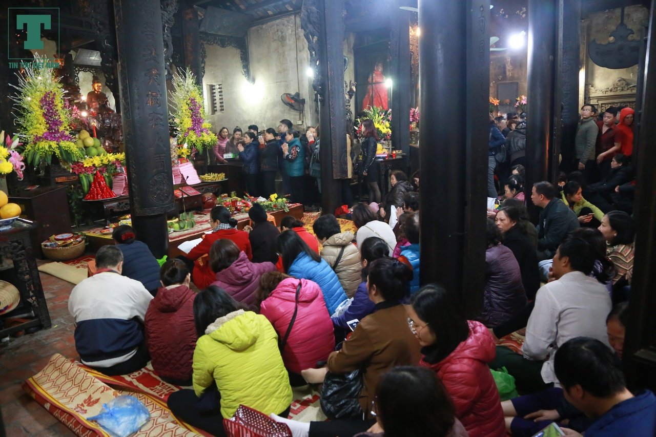 hang-nghin-nguoi-ngoi-ra-duong-giai-han-sao-la-hau