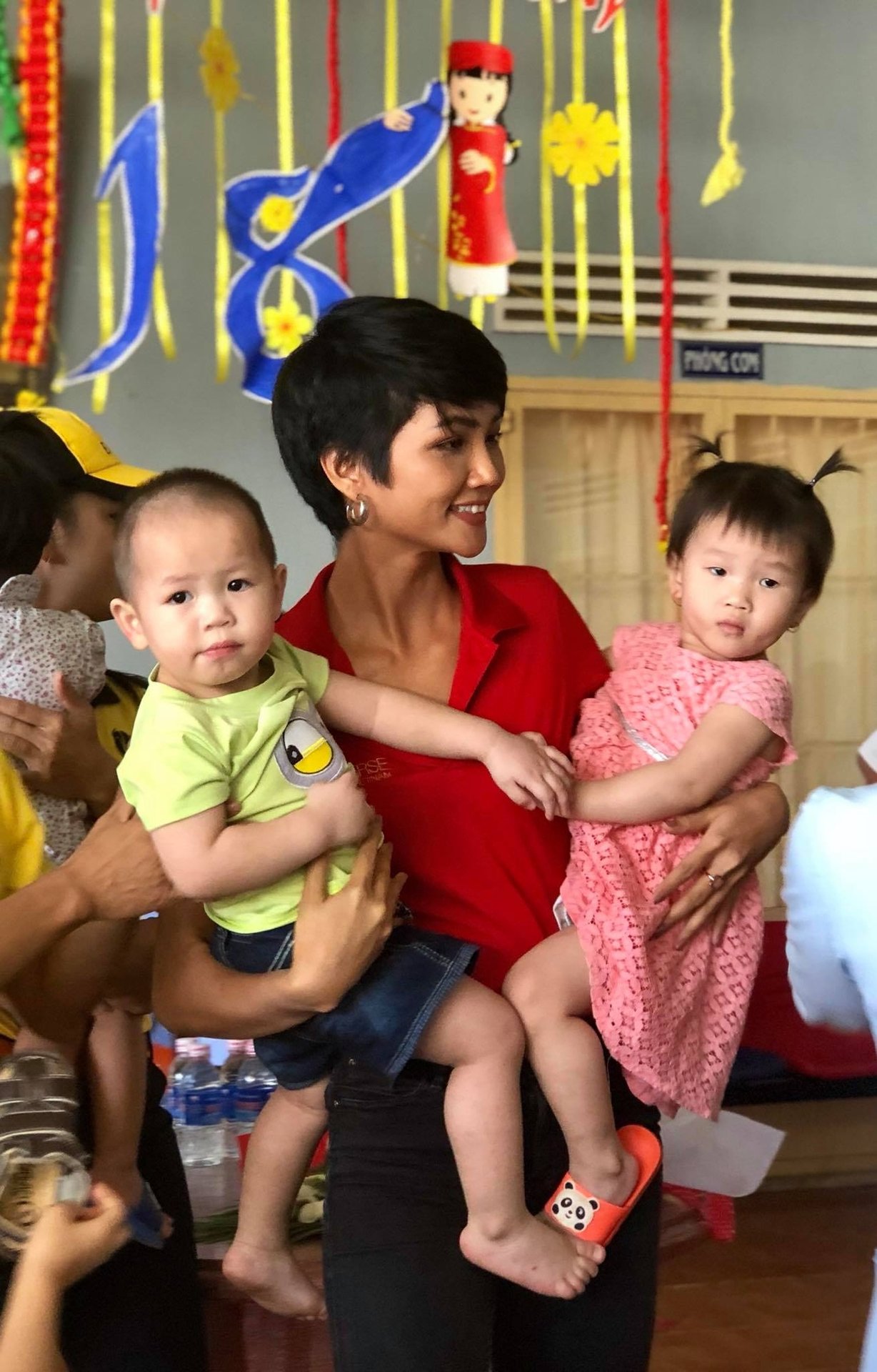 hoa-hau-hhen-nie-hanh-trinh-ghi-dau-an-bang-nhung-cau-chuyen-dep