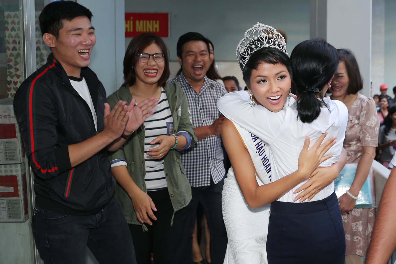 hoa-hau-hhen-nie-hanh-trinh-ghi-dau-an-bang-nhung-cau-chuyen-dep