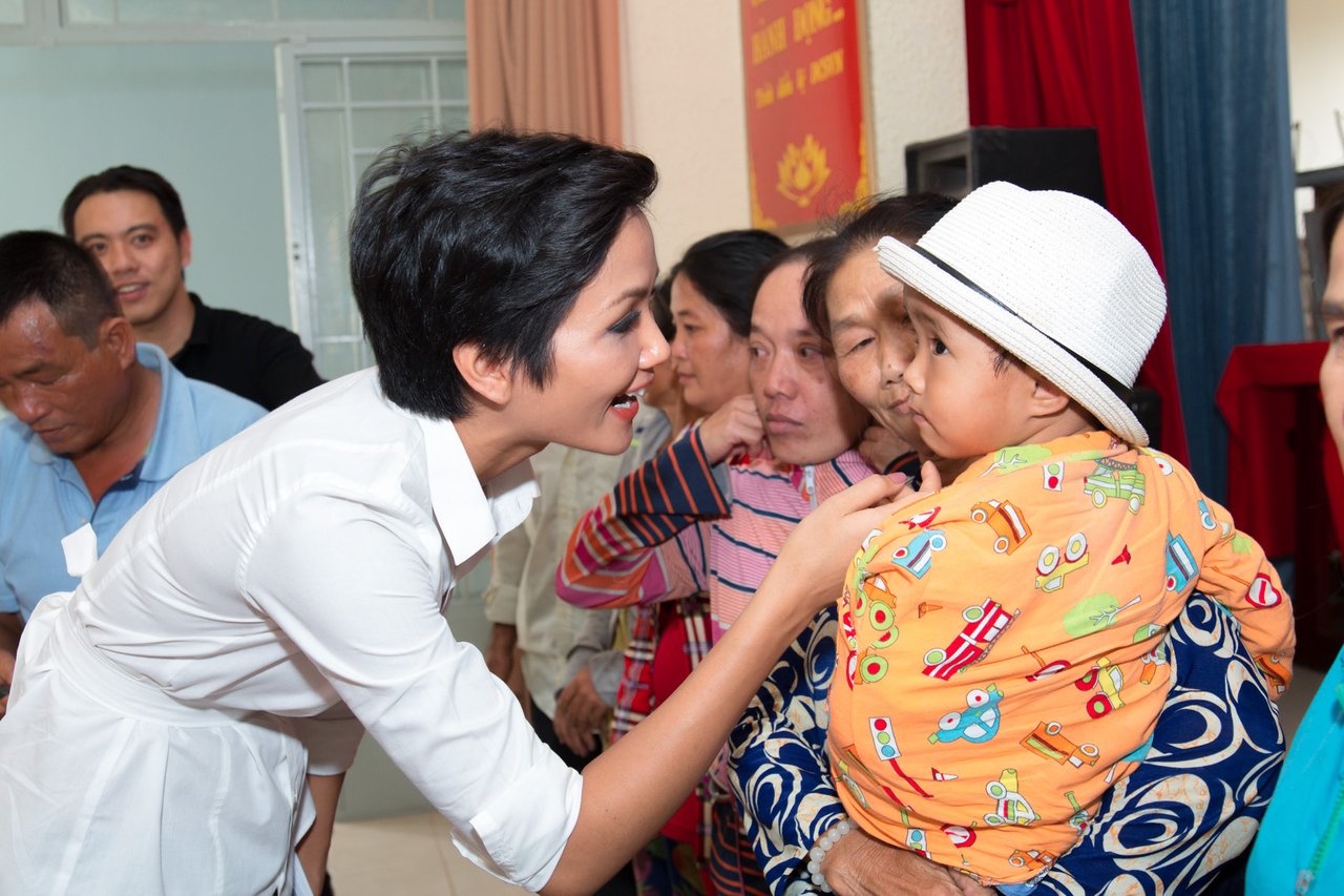 hoa-hau-hhen-nie-hanh-trinh-ghi-dau-an-bang-nhung-cau-chuyen-dep
