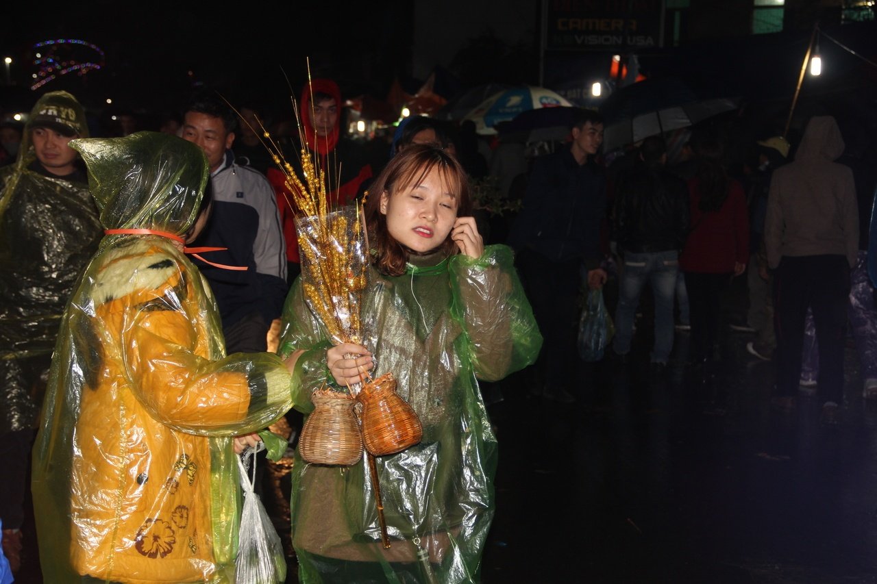 nam-dinh-dong-nguoi-doi-mua-ret-di-cho-vieng-mua-may-ban-rui-trong-dem-mung-7-tet