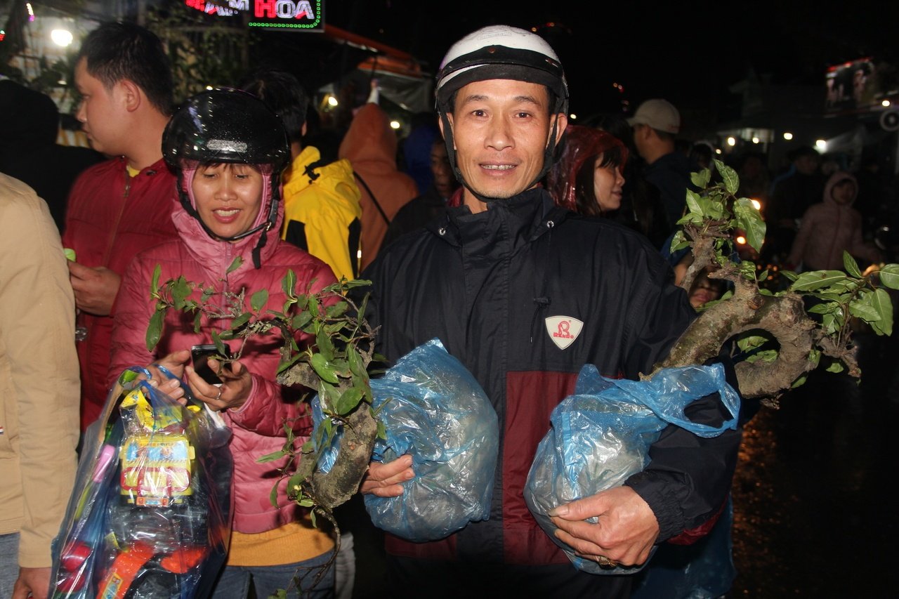 nam-dinh-dong-nguoi-doi-mua-ret-di-cho-vieng-mua-may-ban-rui-trong-dem-mung-7-tet