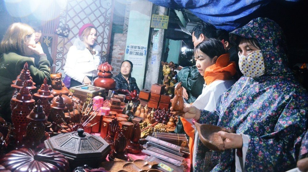 nam-dinh-dong-nguoi-doi-mua-ret-di-cho-vieng-mua-may-ban-rui-trong-dem-mung-7-tet