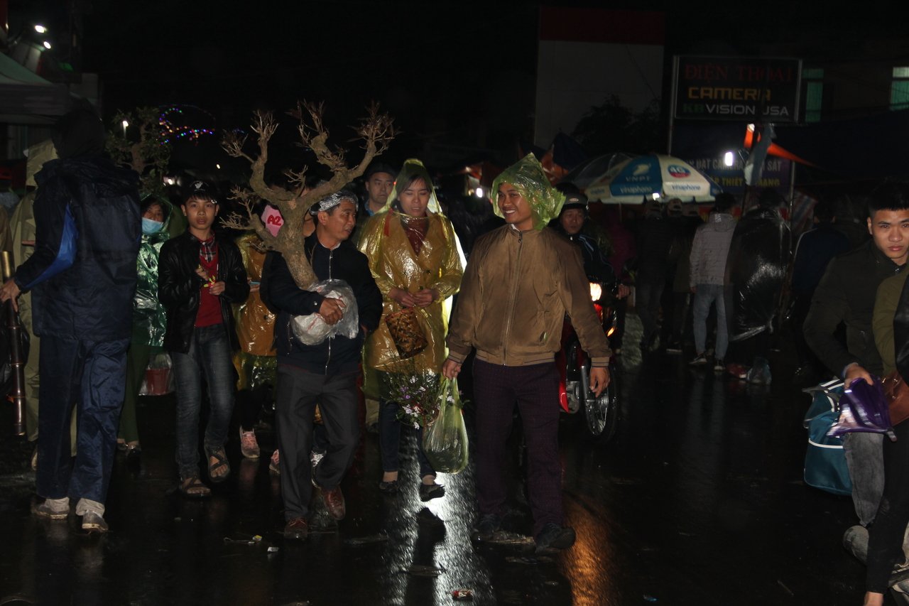 nam-dinh-dong-nguoi-doi-mua-ret-di-cho-vieng-mua-may-ban-rui-trong-dem-mung-7-tet