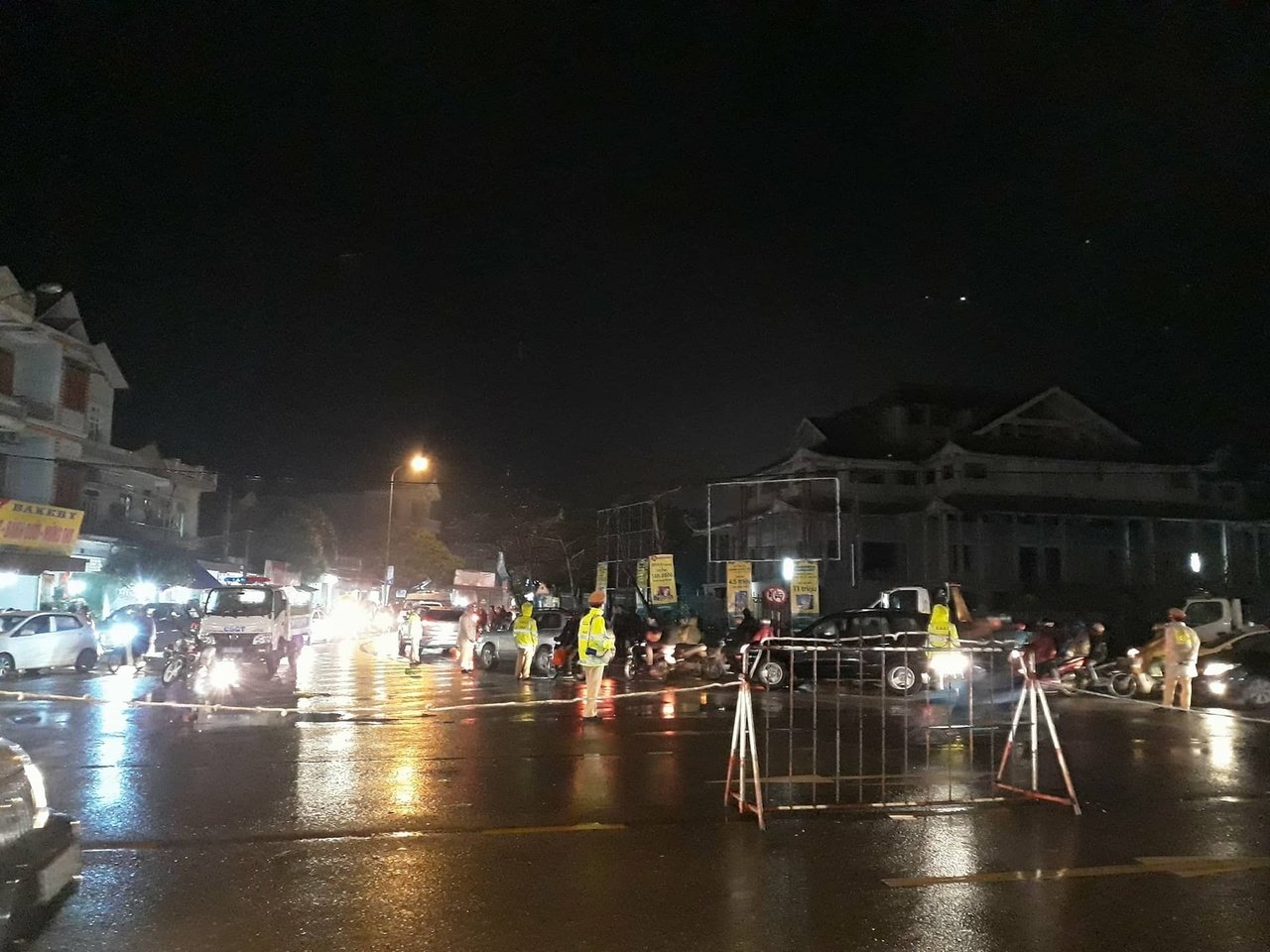nam-dinh-dong-nguoi-doi-mua-ret-di-cho-vieng-mua-may-ban-rui-trong-dem-mung-7-tet