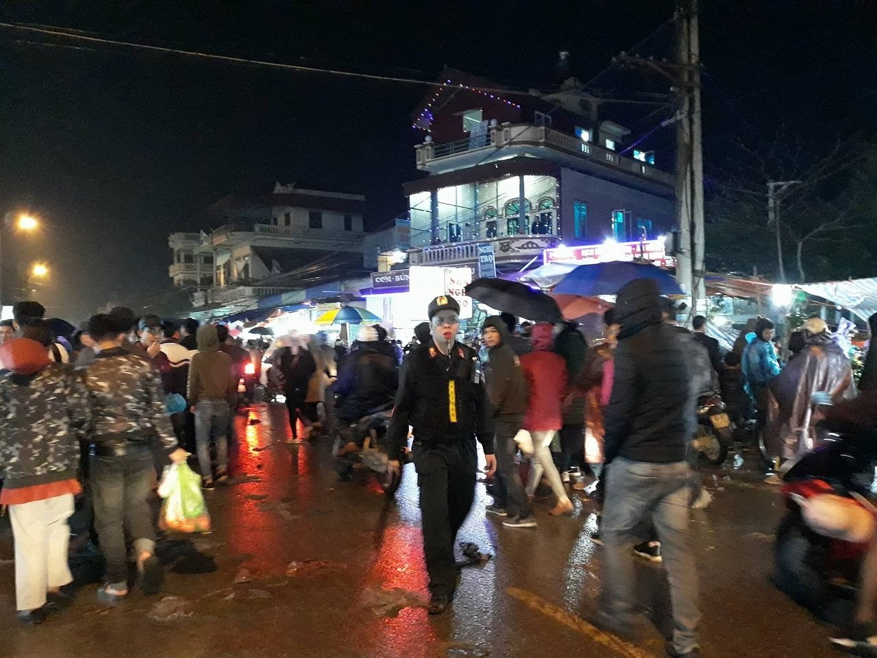nam-dinh-dong-nguoi-doi-mua-ret-di-cho-vieng-mua-may-ban-rui-trong-dem-mung-7-tet