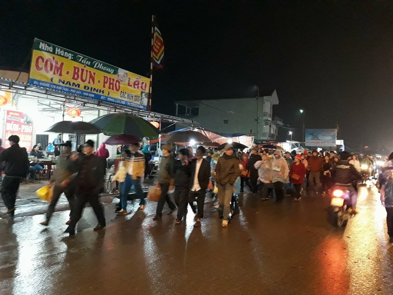 nam-dinh-dong-nguoi-doi-mua-ret-di-cho-vieng-mua-may-ban-rui-trong-dem-mung-7-tet