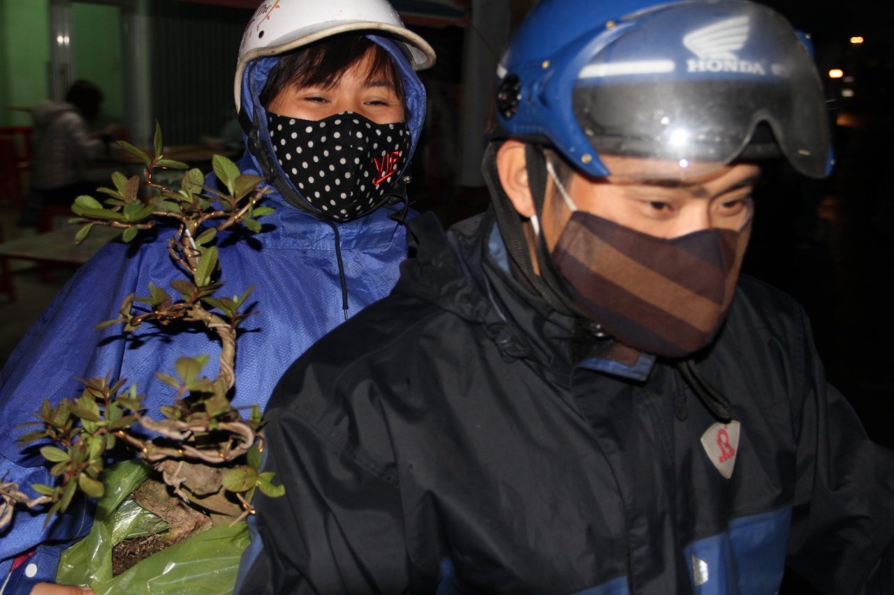 nam-dinh-dong-nguoi-doi-mua-ret-di-cho-vieng-mua-may-ban-rui-trong-dem-mung-7-tet