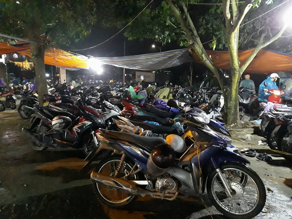 nam-dinh-dong-nguoi-doi-mua-ret-di-cho-vieng-mua-may-ban-rui-trong-dem-mung-7-tet