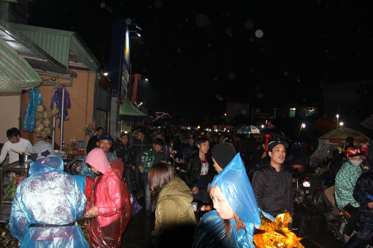 nam-dinh-dong-nguoi-doi-mua-ret-di-cho-vieng-mua-may-ban-rui-trong-dem-mung-7-tet
