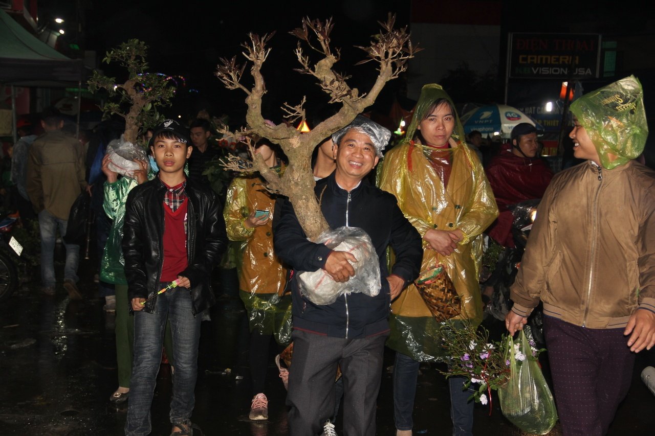 nam-dinh-dong-nguoi-doi-mua-ret-di-cho-vieng-mua-may-ban-rui-trong-dem-mung-7-tet