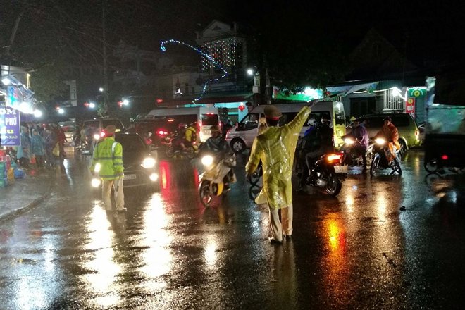 Lực lượng Công an đội mưa rét đảm bảo an ninh chợ Viềng