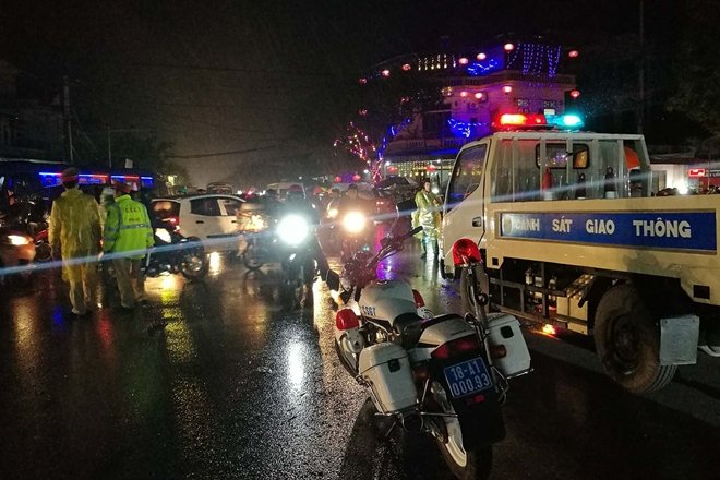 Lực lượng Công an đội mưa rét đảm bảo an ninh chợ Viềng