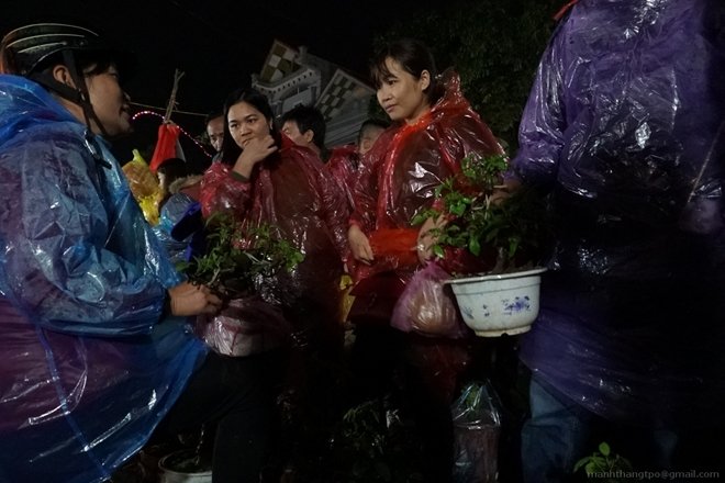 Lực lượng Công an đội mưa rét đảm bảo an ninh chợ Viềng