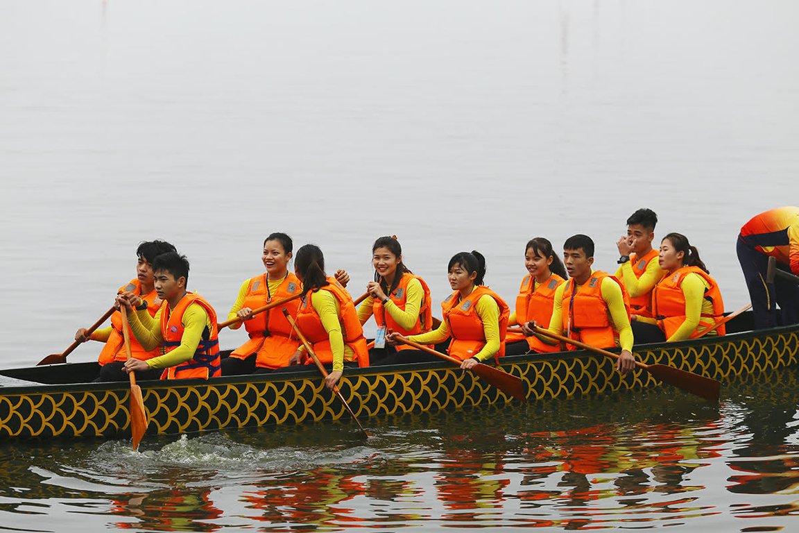 nguoi-dan-thu-do-thich-thu-voi-le-hoi-boi-chai-thuyen-rong-dau-tien-tai-ho-tay