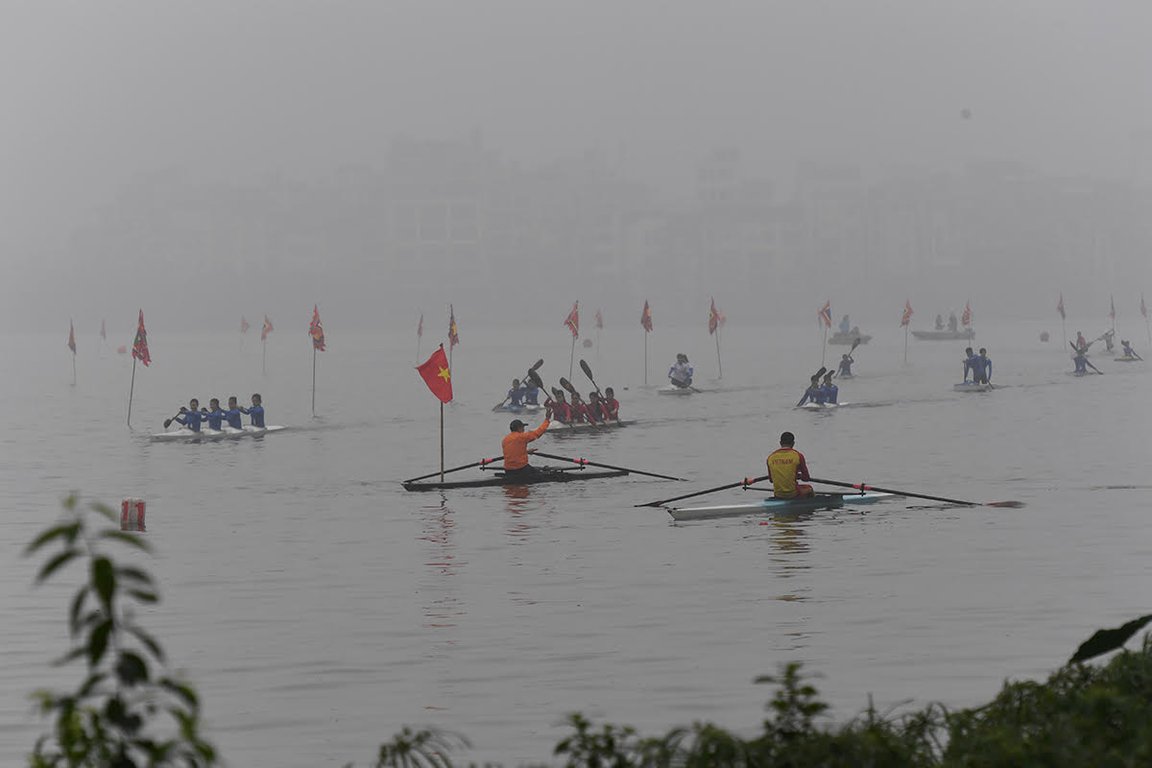 nguoi-dan-thu-do-thich-thu-voi-le-hoi-boi-chai-thuyen-rong-dau-tien-tai-ho-tay