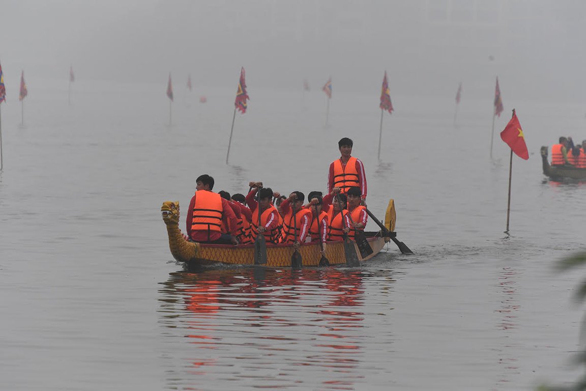 nguoi-dan-thu-do-thich-thu-voi-le-hoi-boi-chai-thuyen-rong-dau-tien-tai-ho-tay
