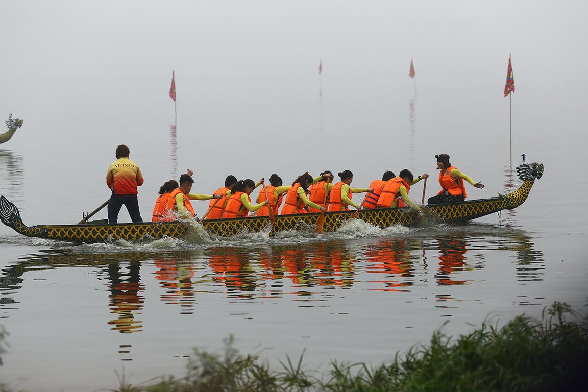 nguoi-dan-thu-do-thich-thu-voi-le-hoi-boi-chai-thuyen-rong-dau-tien-tai-ho-tay