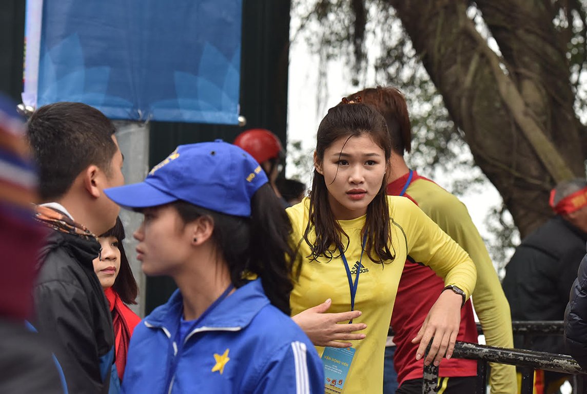 nguoi-dan-thu-do-thich-thu-voi-le-hoi-boi-chai-thuyen-rong-dau-tien-tai-ho-tay