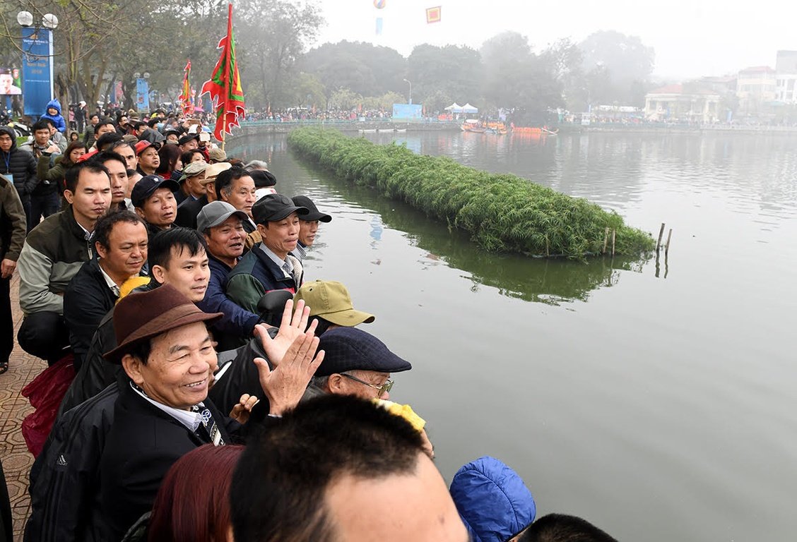 nguoi-dan-thu-do-thich-thu-voi-le-hoi-boi-chai-thuyen-rong-dau-tien-tai-ho-tay