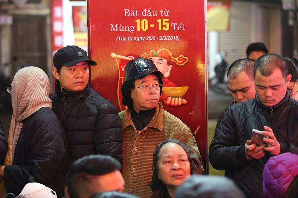 doi-mua-doi-ret-xep-hang-tu-4h-sang-mua-vang-ngay-via-than-tai