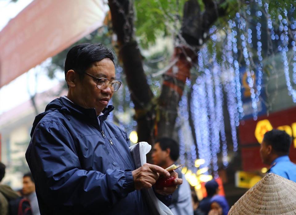 doi-mua-doi-ret-xep-hang-tu-4h-sang-mua-vang-ngay-via-than-tai