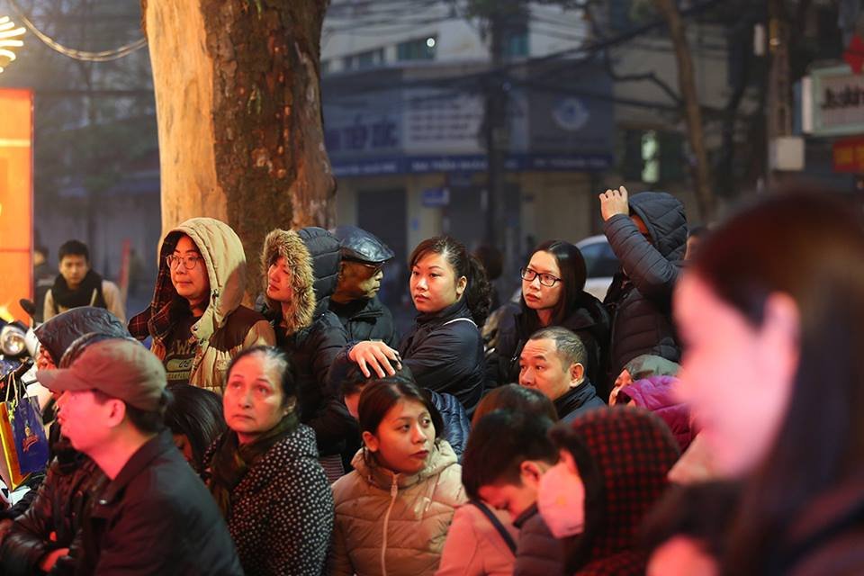 doi-mua-doi-ret-xep-hang-tu-4h-sang-mua-vang-ngay-via-than-tai