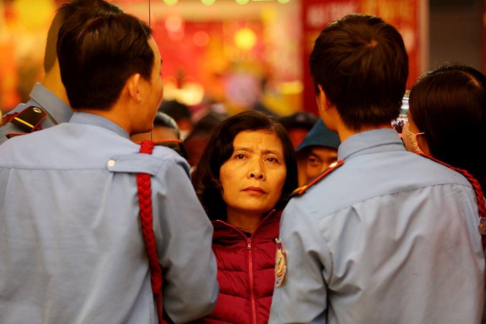 doi-mua-doi-ret-xep-hang-tu-4h-sang-mua-vang-ngay-via-than-tai