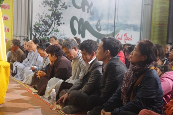 hang-nghin-nguoi-doi-mua-tha-ca-phong-sinh-ra-song-hong