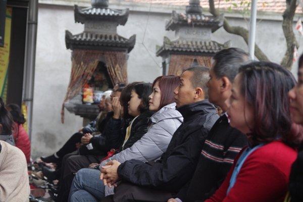 hang-nghin-nguoi-doi-mua-tha-ca-phong-sinh-ra-song-hong