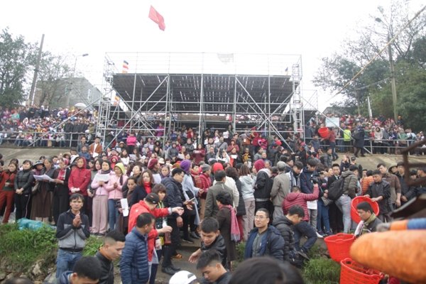 hang-nghin-nguoi-doi-mua-tha-ca-phong-sinh-ra-song-hong