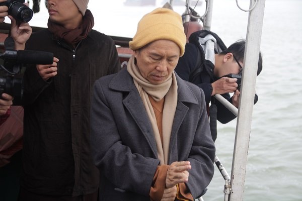 hang-nghin-nguoi-doi-mua-tha-ca-phong-sinh-ra-song-hong