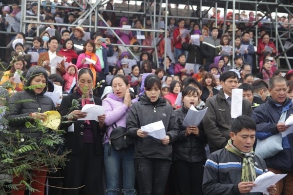 hang-nghin-nguoi-doi-mua-tha-ca-phong-sinh-ra-song-hong