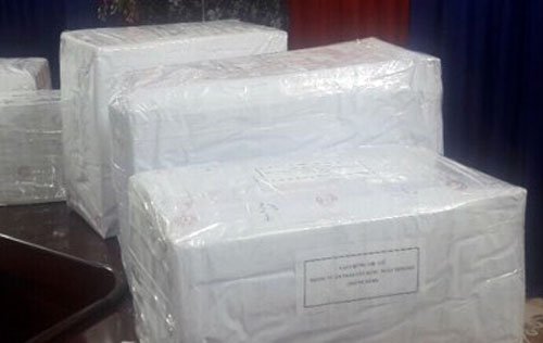 Hai ôtô chở 288 bánh heroin lao vào cảnh sát