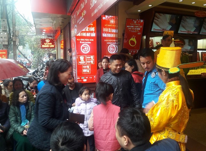 nghich-ly-mua-vang-ngay-via-than-tai-noi-chen-nhau-xep-hang-noi-diu-hiu-vang-khach