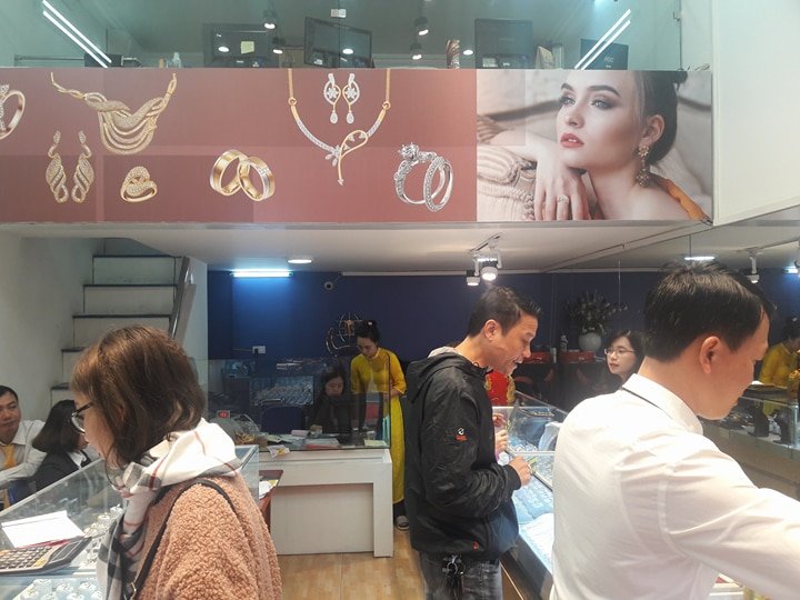 nghich-ly-mua-vang-ngay-via-than-tai-noi-chen-nhau-xep-hang-noi-diu-hiu-vang-khach
