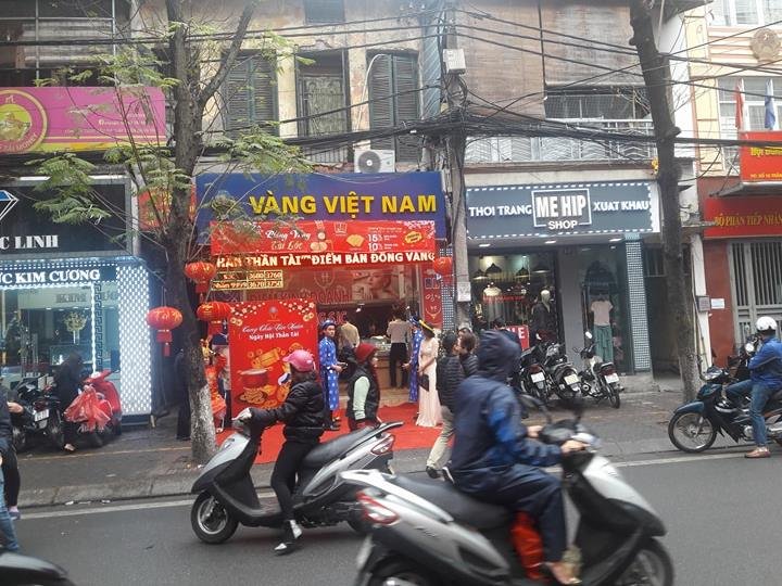 nghich-ly-mua-vang-ngay-via-than-tai-noi-chen-nhau-xep-hang-noi-diu-hiu-vang-khach