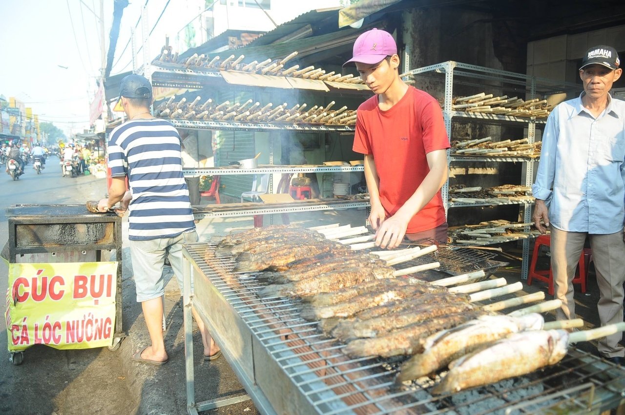 pho-ca-loc-nuong-nhon-nhip-ngay-via-than-tai