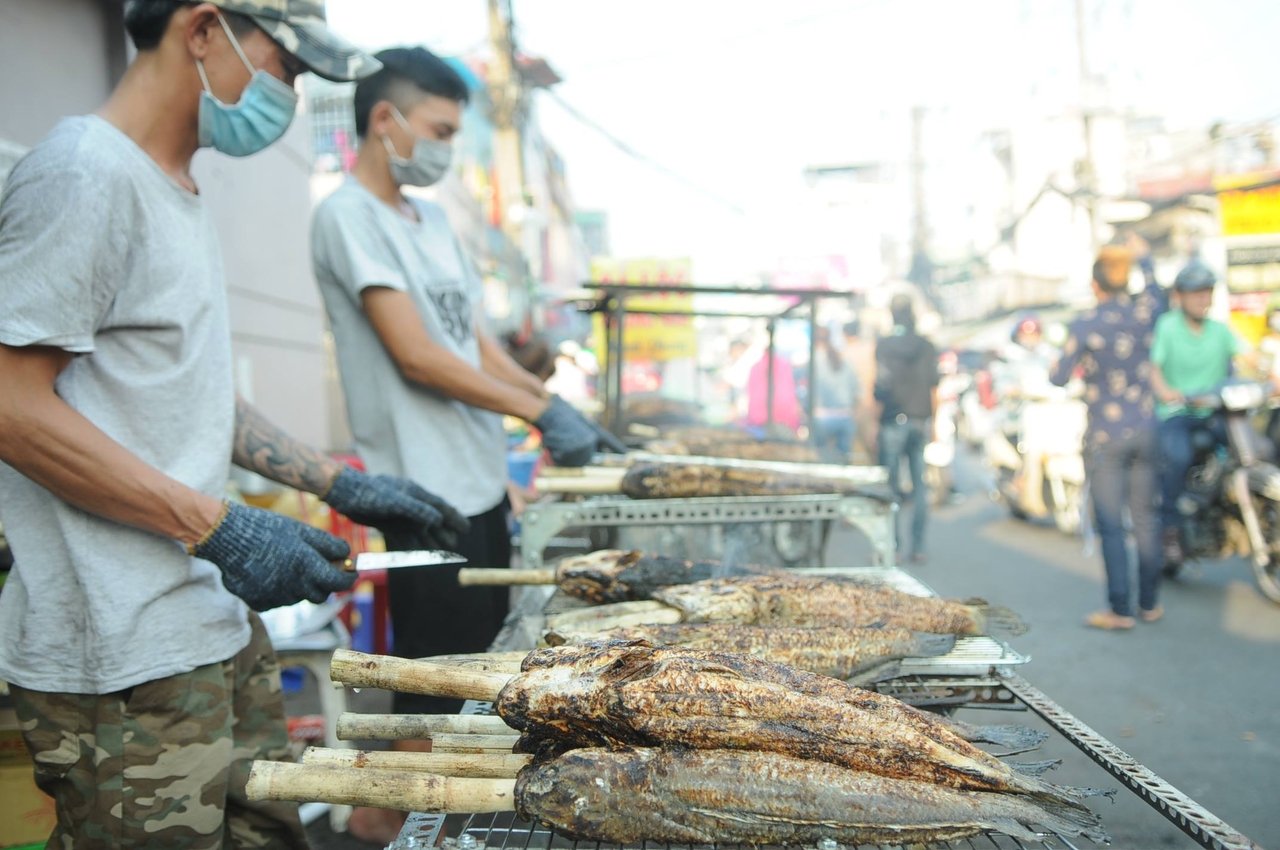 pho-ca-loc-nuong-nhon-nhip-ngay-via-than-tai