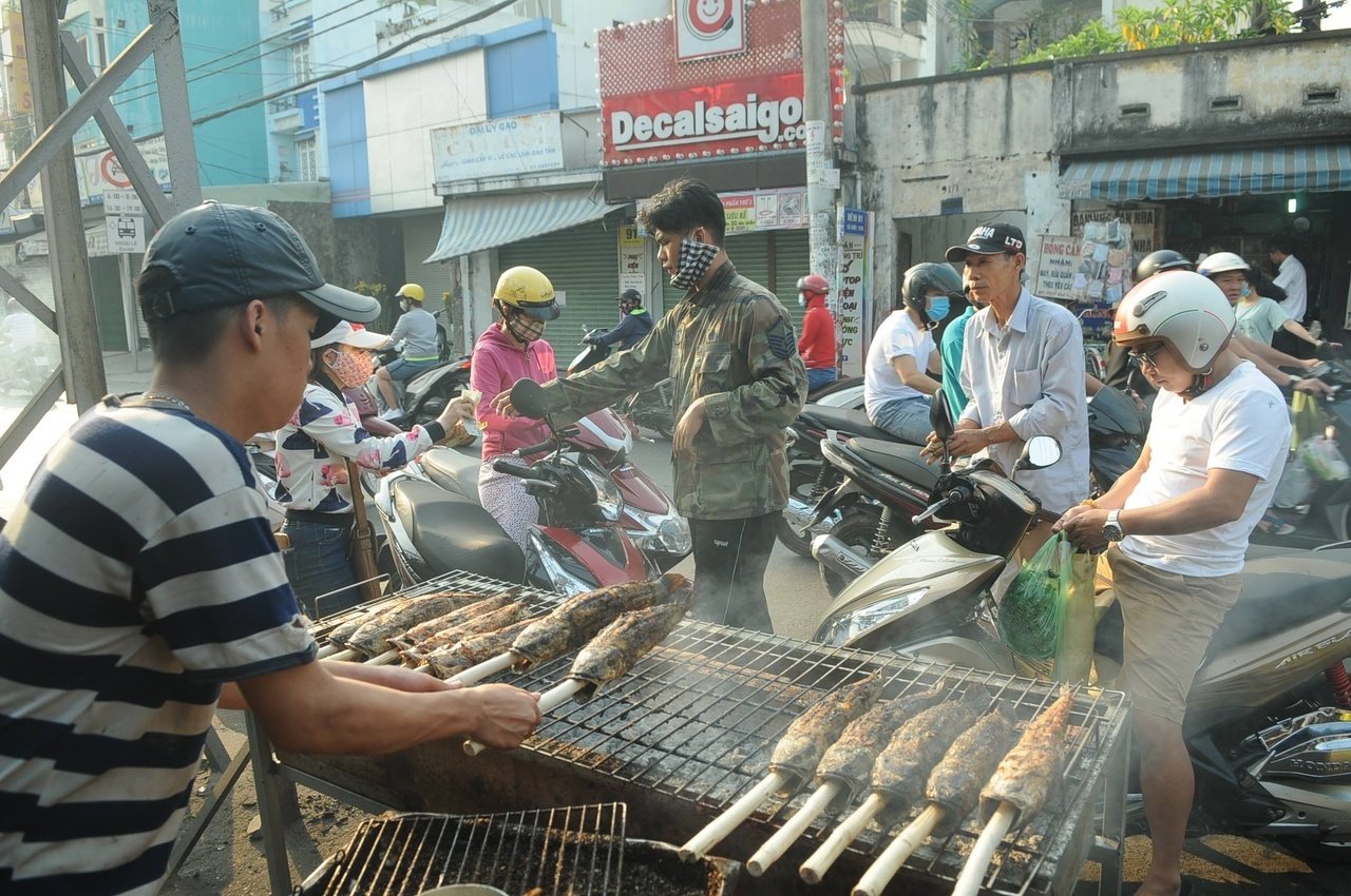 pho-ca-loc-nuong-nhon-nhip-ngay-via-than-tai