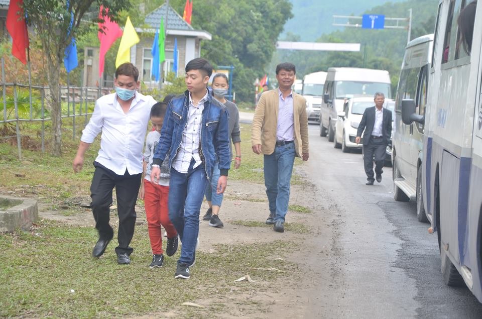 yen-tu-that-thu-du-khach-keu-troi-giua-dinh-chua-dong