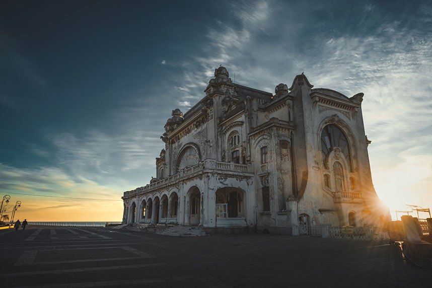 Bên trong casino bỏ hoang đầy ma mị ở Romania