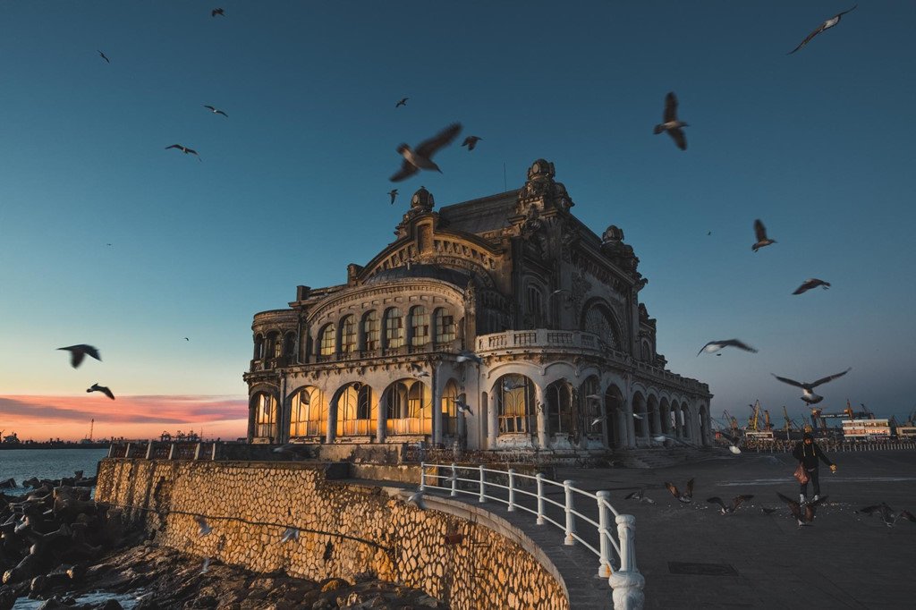 Bên trong casino bỏ hoang đầy ma mị ở Romania